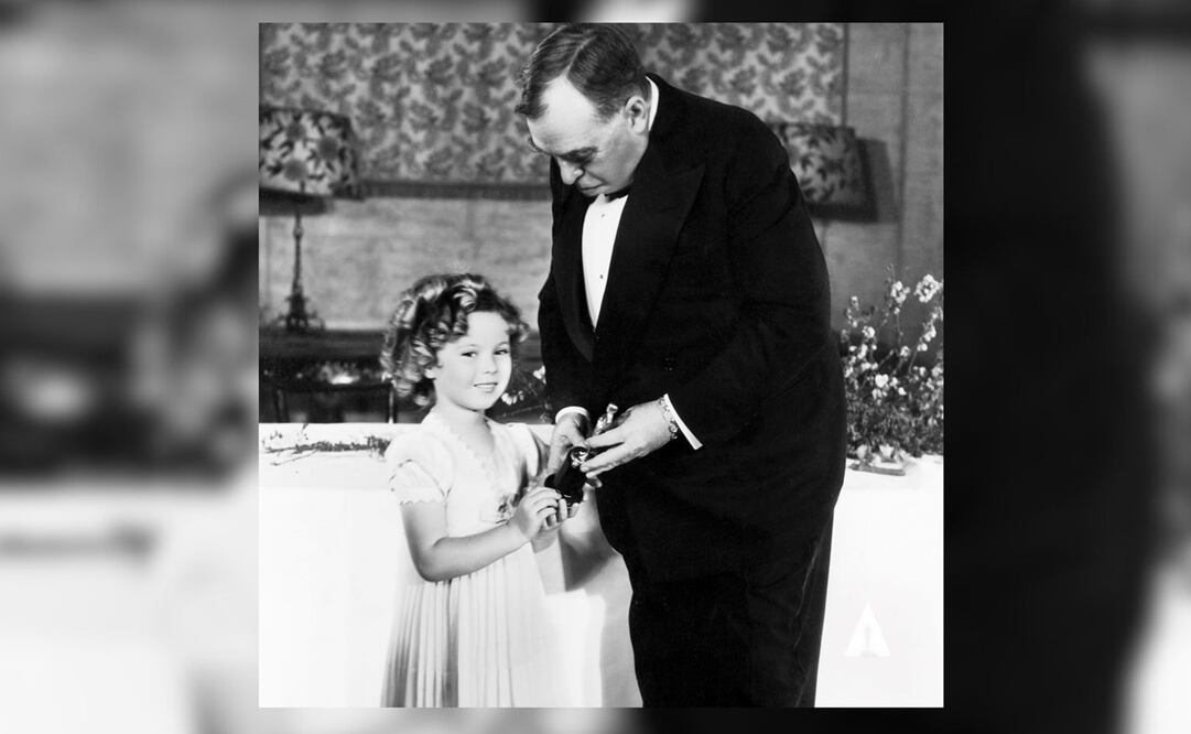 Shirley Temple e Irvin S. Cobb, durante la entrega del primer Juvenil Award en la historia de los Oscares. La Academia formalizó 10 reconocimientos honoríficos o especiales y el único que descontinuó fue el premio para jóvenes. Foto: X/The Academy.