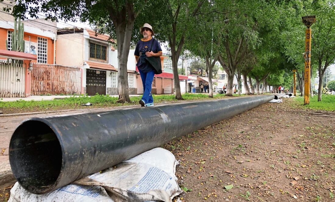 Los nuevos tubos que serán instalados en la colonia Cuchilla del Tesoro, en la alcaldía Gustavo A. Madero, se encuentran en las calles. Las autoridades esperan que terminen los estudios para colocarlos.  Foto: Diego Simón Sánchez | El Universal