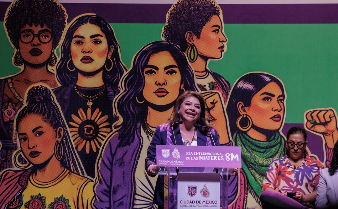 Clara Brugada encabezó el evento para mujeres por el 8M en el Teatro Metropólitan. Foto: Yaretzy M. Osnaya / EL UNIVERSAL