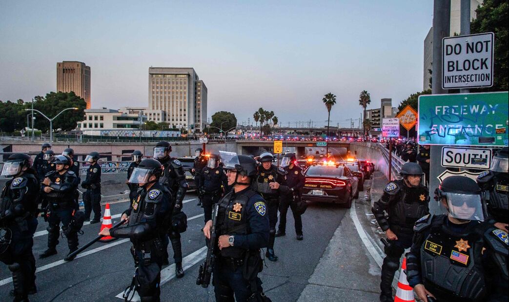 Patrulla de Carreteras de California cerró los puentes y el acceso a la Autopista 101, tras la entrada en vigor del toque de queda, después de cinco días de protestas en respuesta a los operativos federales de inmigración en Los Ángeles, California, el 10 de junio de 2025. Foto: AFP
