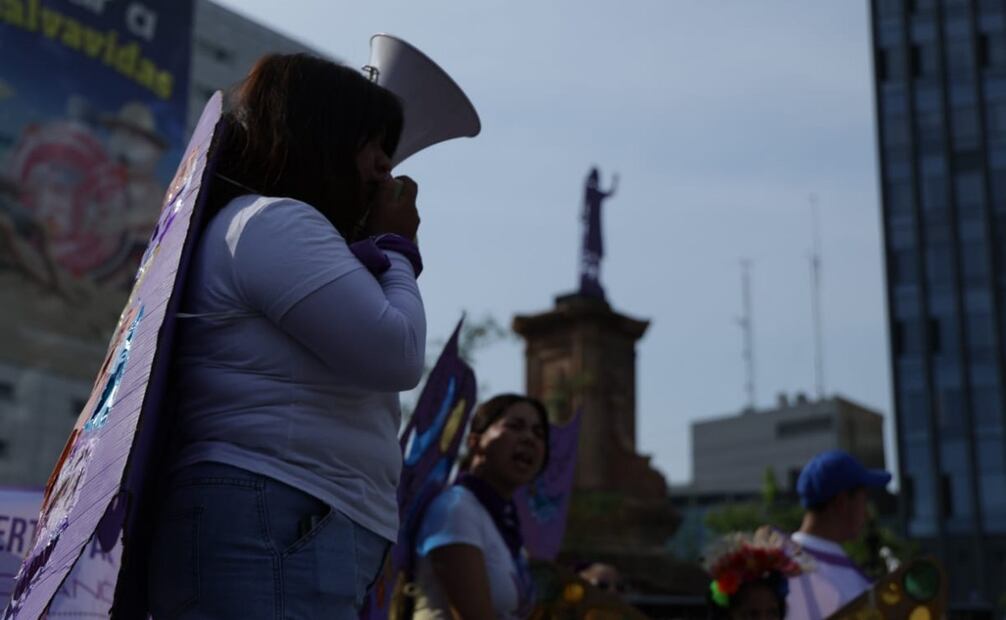 Con poca afluencia de manifestantes comienzan a avanzar los primeros contingentes por la marcha en el Día Internacional de la Eliminación de la Violencia contra las Mujeres este martes 25 de noviembre de 2025. Foto: Fernanda Rojas/ EL UNIVERSAL