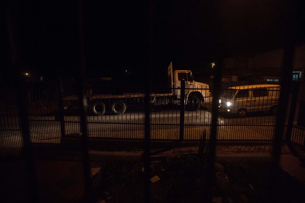 Una persona conduce su automóvil por una calle luego de un sismo, en Viña del Mar. (Xinhua)