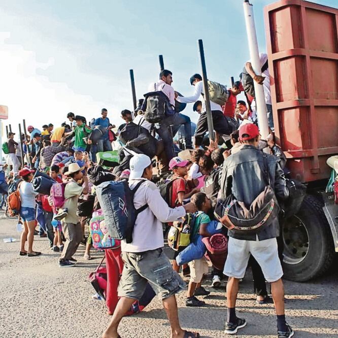 En territorio veracruzano, los migrantes subieron a cientos de tráileres para seguir su éxodo hacia Estados Unidos. (ÉDGAR ÁVILA. EL UNIVERSAL)