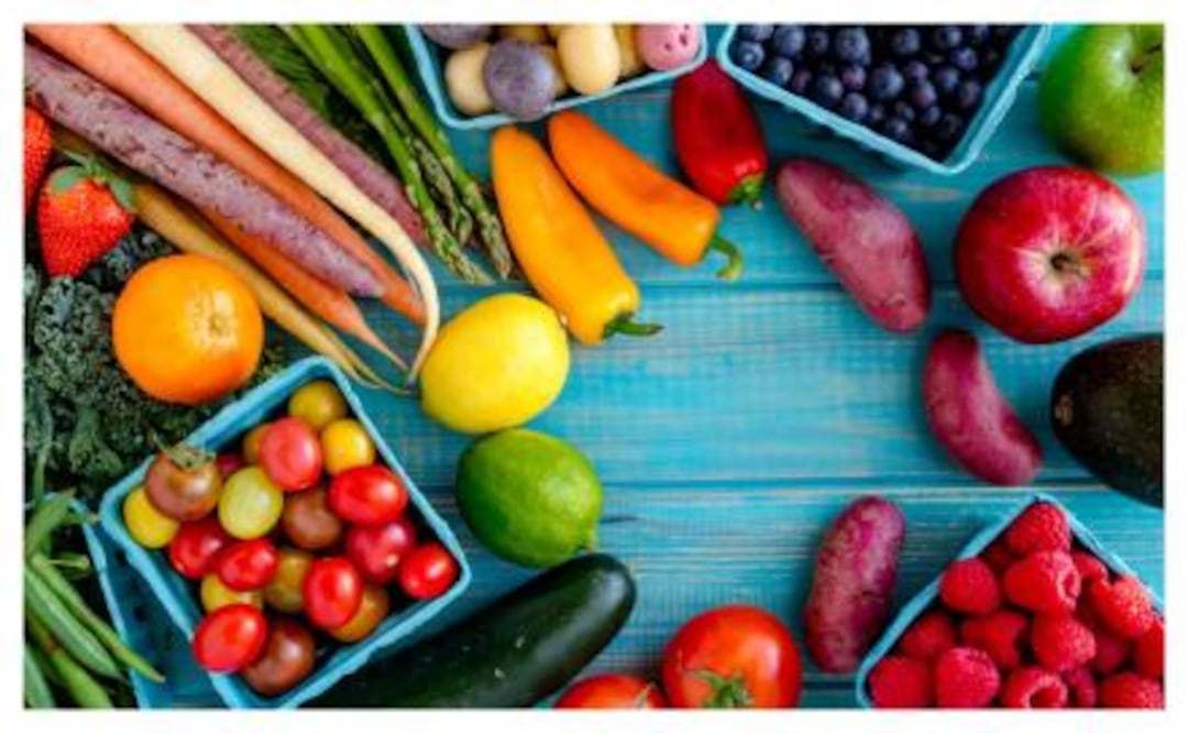 Una alimentación completa y equilibrada, rica en frutas, verduras y otros nutrientes esenciales, es fundamental para fortalecer el sistema inmune.