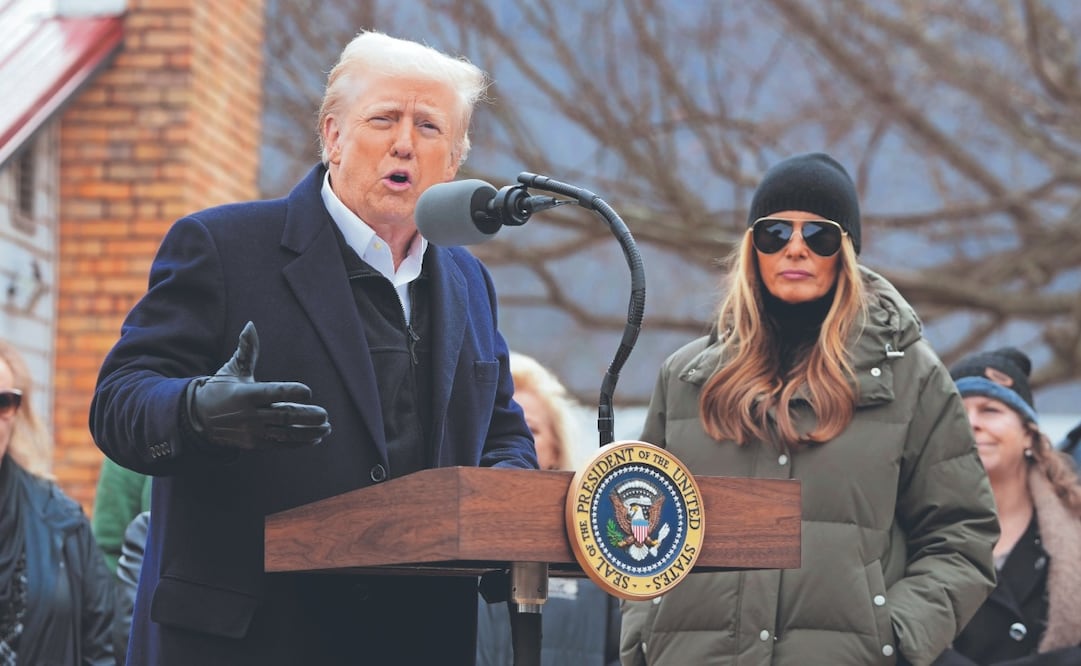 El presidente Donald Trump, junto a la primera dama Melania, mientras se reunían con propietarios afectados por el huracán Helene en Swannanoa, Carolina del Norte. Foto: de Mark Schiefelbein. AP