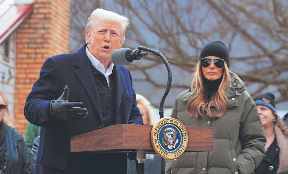 El presidente Donald Trump, junto a la primera dama Melania, mientras se reunían con propietarios afectados por el huracán Helene en Swannanoa, Carolina del Norte. Foto: de Mark Schiefelbein. AP