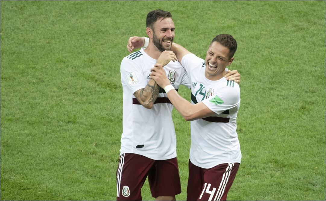 Miguel Layún y Javier Hernández. Foto: Imago 7