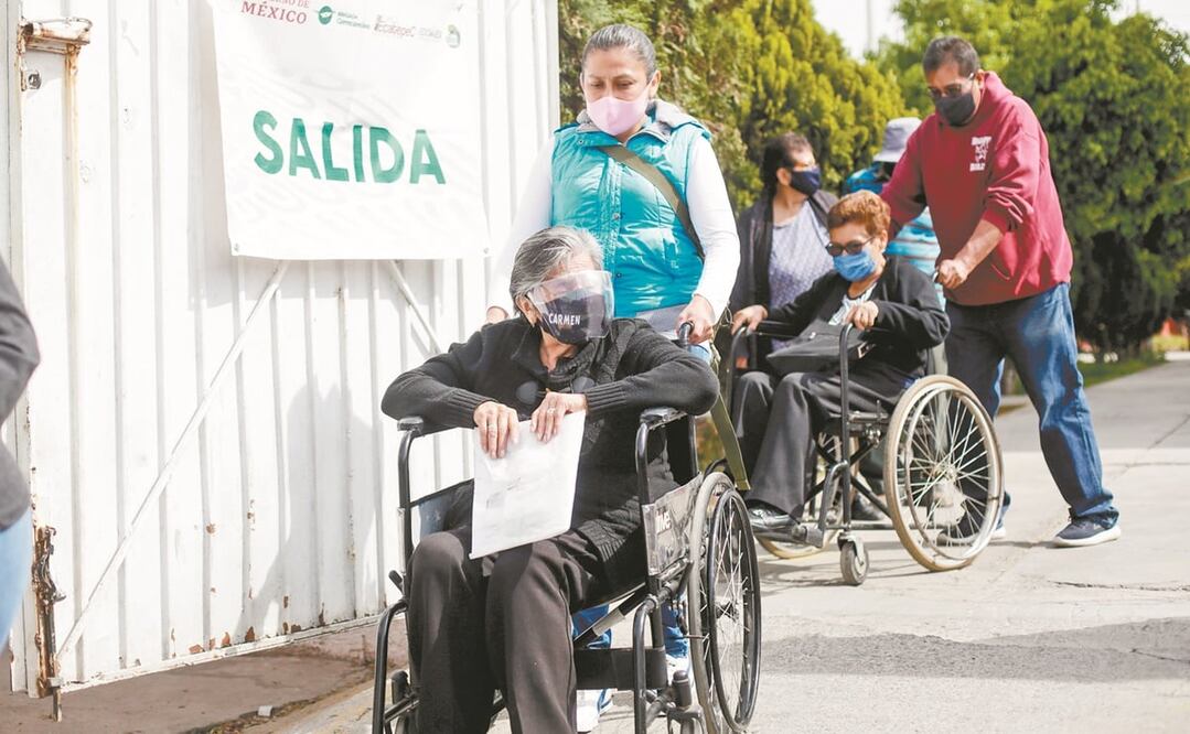 A la fecha, 5 millones de 347 mil 843 adultos mayores han sido vacunados contra el Covid-19, dio a conocer la Secretaría de Salud. Foto: XINHUA