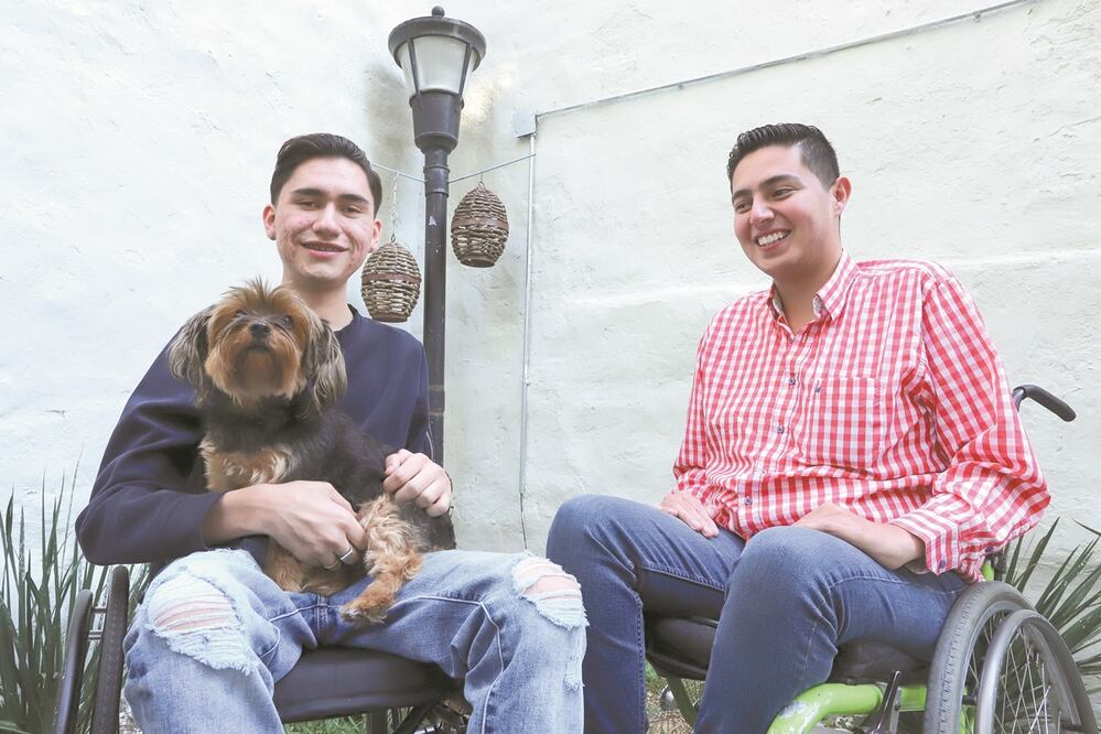 Adrián Sánchez Navarro e Isaac Tallin Pizano tienen atrofia muscular espinal y piden al gobierno federal que los consideren pacientes de una enfermedad de baja prevalencia, con la esperanza de mejorar su calidad de vida. Fotos: CARLOS ZEPEDA
