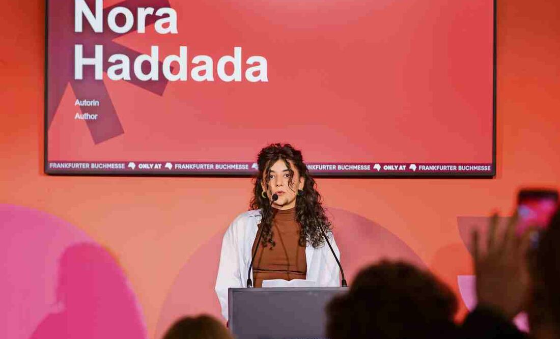 La escritora alemana Nora Haddada advirtió del autoritarismo a nivel global. Foto: Christopher Neundorf / EFE / EPA
