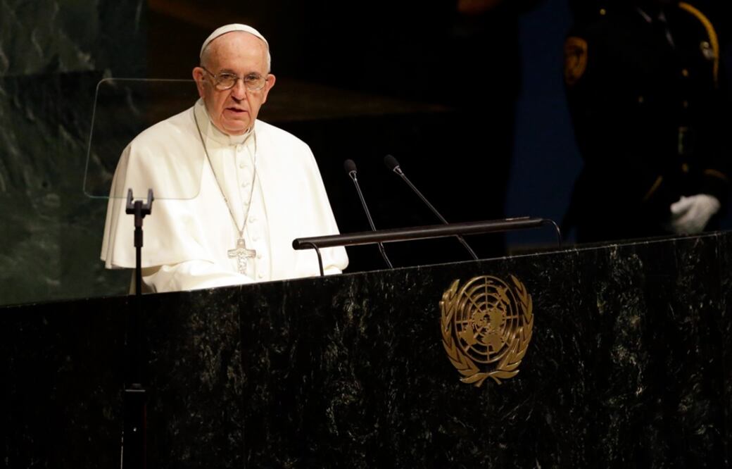 El Papa Francisco pidió a los países y la población no someterse a organismos financieros y defender sus derechos, proteger el ambiente y combatir la exclusión económica y social ante la Asamblea General de Naciones Unidas. Foto: AP