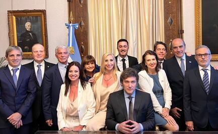 Milei firma decreto que reduce a 9 los ministerios en Argentina y toma juramento a ministros