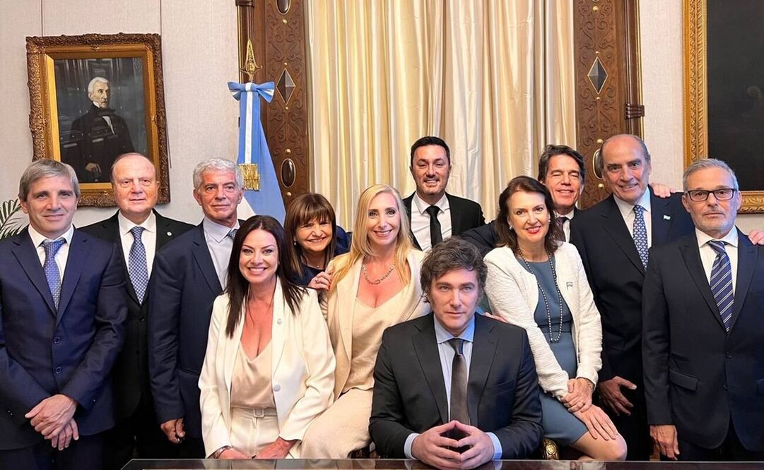 Una foto difundida en redes sociales con Milei en el centro, sentado y rodeado por su reducido gabinete, muestra a los nueve ministros que juraron este domingo. Foto: Especial.