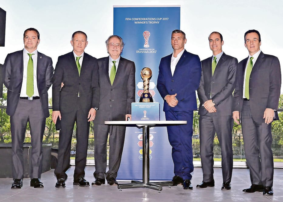 La Copa Confederaciones luce esplendorosa en territorio nacional; directivos mexicanos la escoltan (ETZEL ESPINOSA. IMAGO7)
