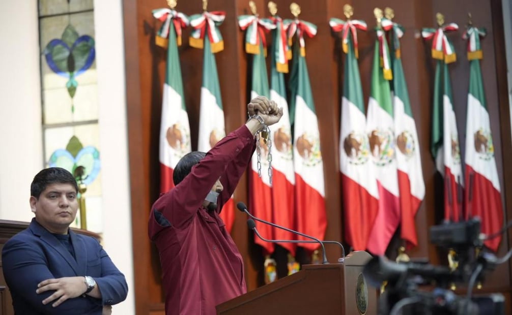 Diputado de Morena se encadena y amordaza en Congreso de Sinaloa; “¡Inclusión de la palabra gobernadora, con A"
Foto: Especial.