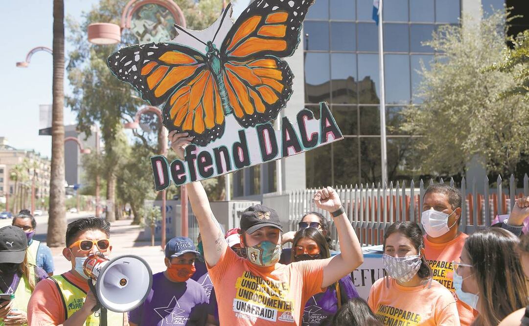 Manifestantes promigrantes, enfrente del edificio del Servicio de Inmigración y Control de Aduanas, en Phoenix, Arizona. Foto: ROSS D. FRANKLIN. AP