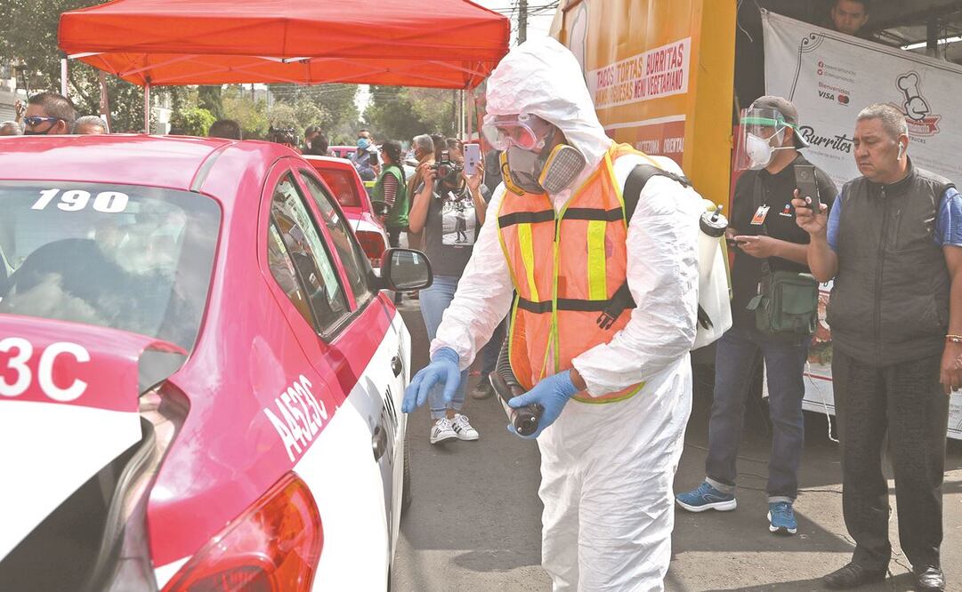 Choferes de alquiler de las alcaldías Iztapalapa e Iztacalco se reunieron para sanitizar sus unidades; afirman que algunos están a la espera de los créditos de 25 mil pesos que les va a facilitar el gobierno federal. Foto: CARLOS MEJÍA. EL UNIVERSAL