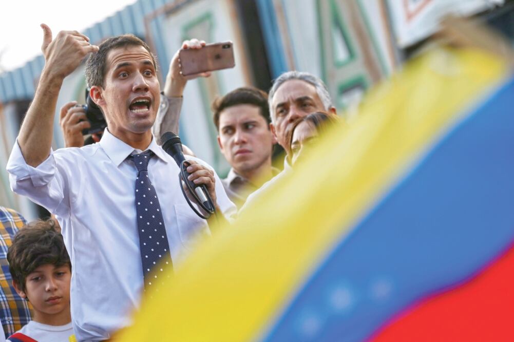 El presidente de la Asamblea Nacional de Venezuela, Juan Guaidó, encabeza un mitin con opositores al gobierno de Nicolás Maduro en Caracas (MANAURE QUINTERO. REUTERS)