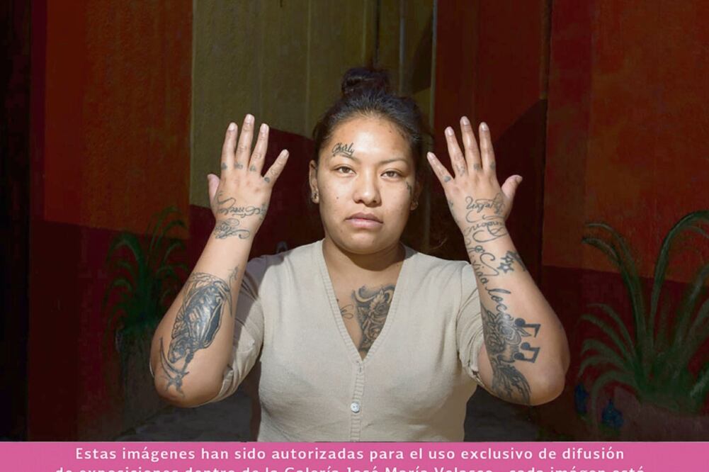 Participan reclusas o ex reclusas del Centro Femenil de Reinserción Social Santa Martha Acatitla con su aporte al oficio del tatuaje. Foto: CORTESÍA GALERÍA JOSÉ MARÍA VELASCO