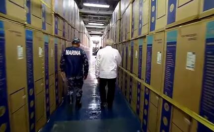 AMLO supervisa desembarque de enseres domésticos para damnificados por “Otis”