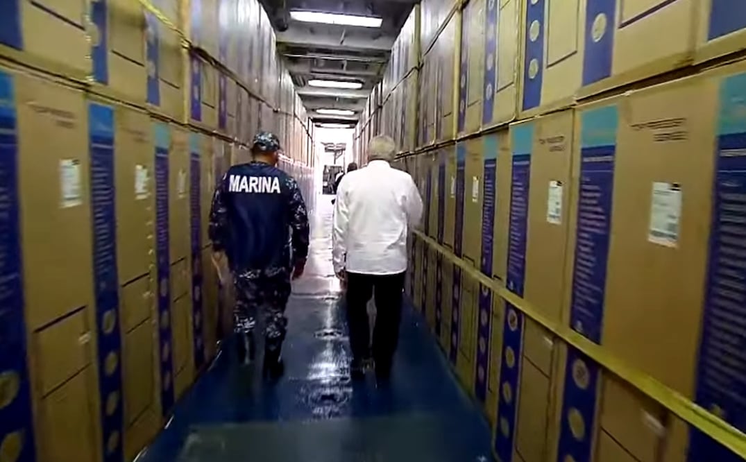 El presidente Andrés Manuel López Obrador supervisó el desembarque de enseres domésticos para los damnificados por Otis. Foto: especial