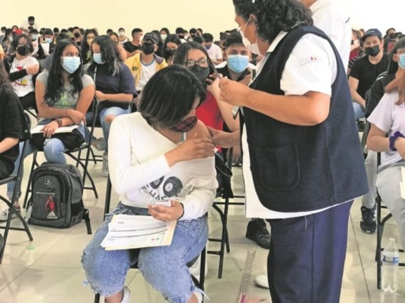 Adolescentes saturan sedes de vacunación en CDMX y Edomex