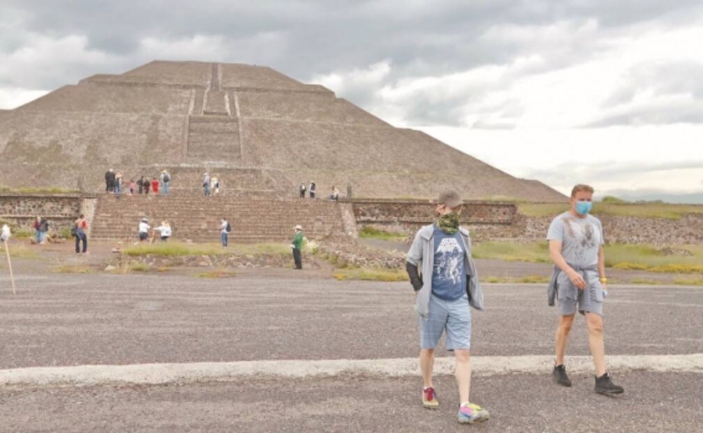 Turistas y vendedores dan vida a Teotihuacan