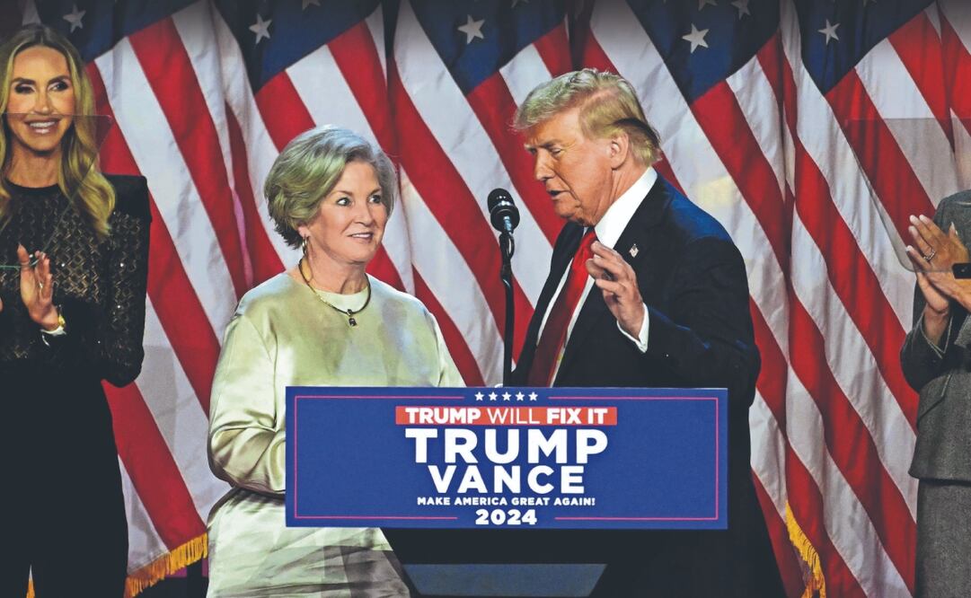 Donald Trump, exmandatario de Estados Unidos y vencedor en las presidenciales, saluda a su directora de campaña Susie Wiles durante un evento de la noche electoral en el Centro de Convenciones de West Palm Beach, el 6 de noviembre pasado. Foto: de JIM WATSON. AFP