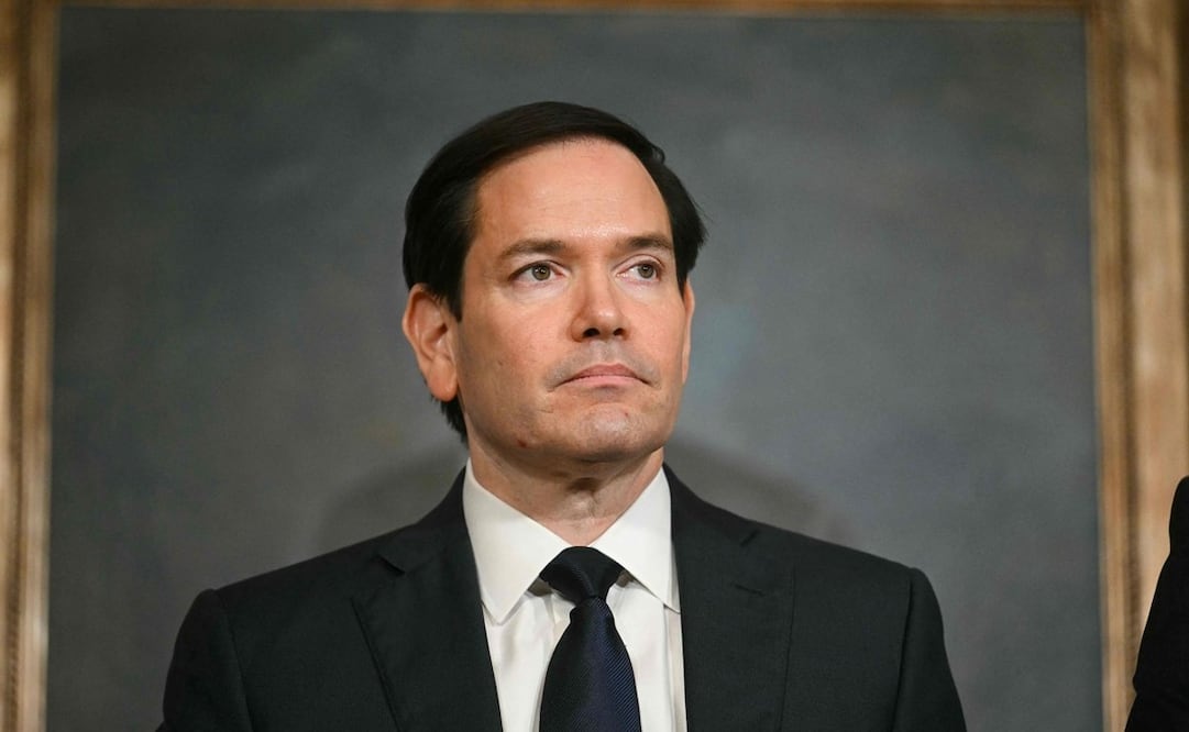 El secretario de Estado de Estados Unidos, Marco Rubio, observa al ministro de Relaciones Exteriores de Paraguay, Rubén Ramírez Lezcano, antes de firmar un memorando de entendimiento en la Sala de Tratados del Departamento de Estado en Washington, D.C., el 14 de agosto de 2025. Foto: AFP