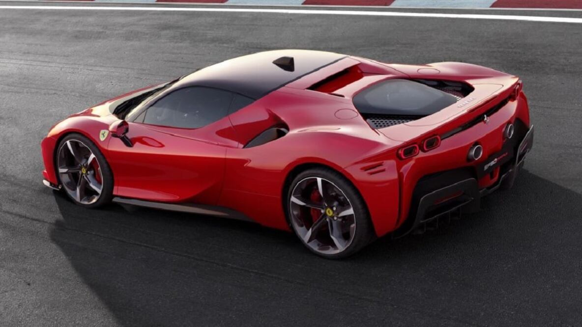 El SF90 Stradale cuenta con tres motores eléctricos y uno V8