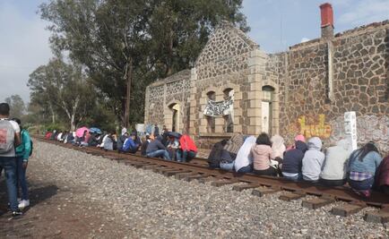Normalistas vuelven a bloquear vías del tren en Tiripetío, Michoacán