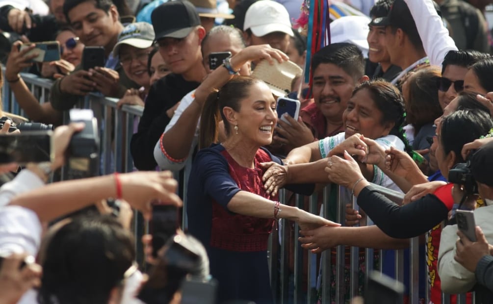 La presidenta Claudia Sheinbaum saluda a las personas antes de su discurso en el Zócalo capitalino por el festejo a 7 años de la 4T en México (06/12/2025). Foto: Carlos Mejía / EL UNIVERSAL