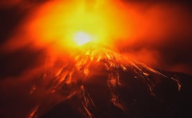 Volcán de fuego reduce actividad eruptiva en Guatemala; el riesgo continúa