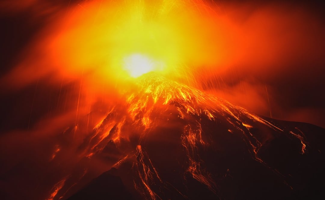 Ríos de lava fluyen del cráter del Volcán de Fuego, visto desde San Juan Alotenango, Guatemala, el martes 4 de agosto de 2026. Foto: AP