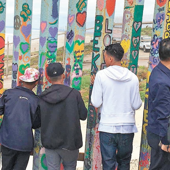 Entre las rendijas de la valla de cuatro metros de altura, los migrantes empuja n sus rostros como si quisieran atravesarla para pisar tierra estadounidense. GABRIELA MARTÍNEZ. EL UNIVERSAL