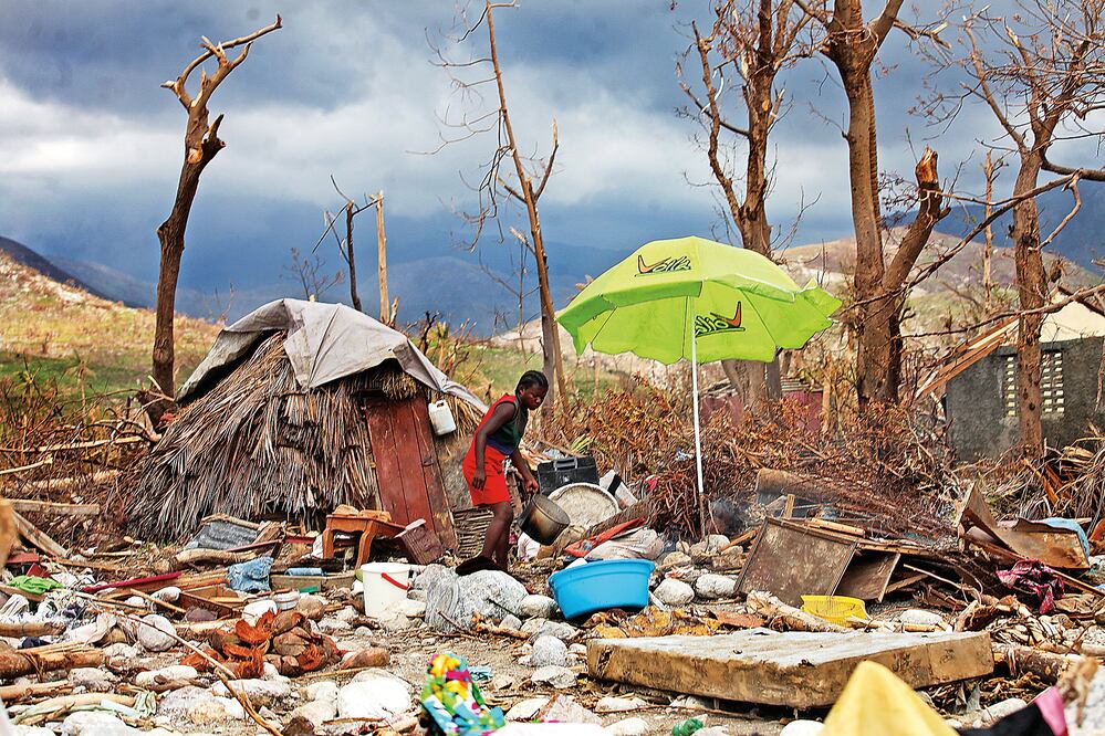 El huracán arrancó los cimientos de viviendas, escuelas, iglesias y los edif ic io s de la zona, que quedó en ruinas. (FOTO: JORGE SERRATOS)