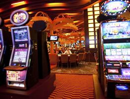 UIF bloquea a 13 casinos por presunto lavado de dinero; presentará denuncias ante la FGR