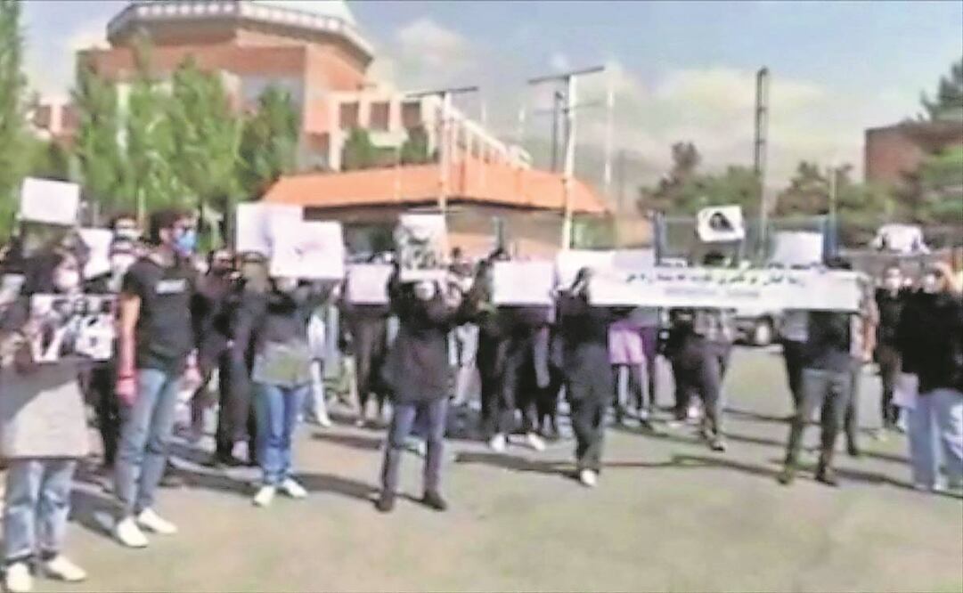 Estudiantes de la Universidad Allameh Tabataba’i protestaron. Foto: AFP.