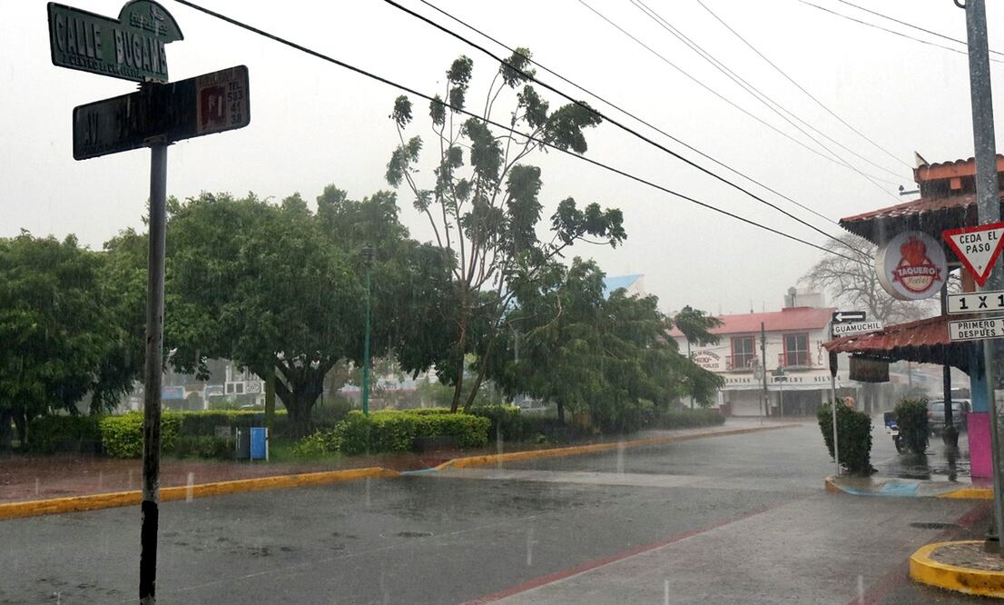 Lluvias intensas ante la llegada del huracán Agatha en Huatulco, Oaxaca. Foto: AFP