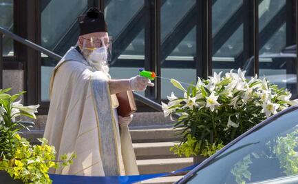 Padre bendice a feligreses con pistola de agua bendita; se vuelve viral