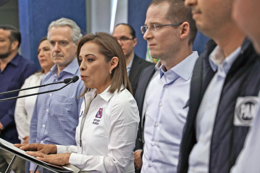La candidata del PAN al gobierno del Estado de México, Josefina Vázquez Mota (centro), ofreció una conferencia de prensa, acompañada por el presidente nacional de su partido, Ricardo Anaya (der.), y de Santiago Creel (izq.) (CRISTOPHER ROGEL)