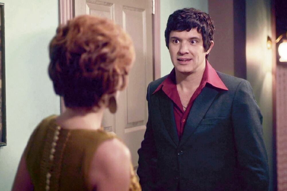 El programa retrata los amoríos, adicciones y tropiezos económicos del artista rumbo al éxito (FOTOS: NETFLIX, ARCHIVO EL UNIVERSAL Y CORTESÍA)