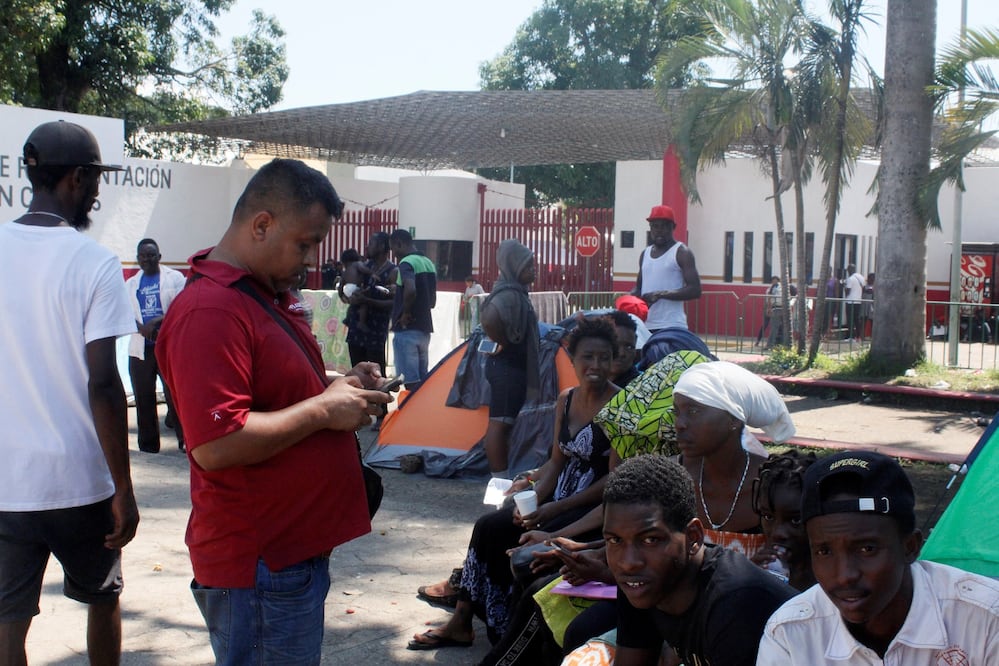 Migrantes de origen africano a las afueras de la Garita Siglo XXI en espera de atención para resolver su situación migratoria en la ciudad de Tapachula / EFE