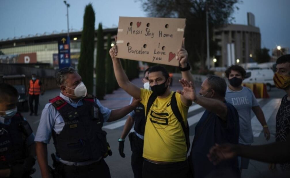 Lanzan huevos al Camp Nou durante protestas en Barcelona