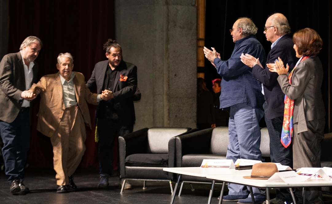Homenaje al escritor y dramaturgo Hugo Hiriart, participan Enrique Krauze, Ángeles Mastretta y Héctor Aguilar Camín, entre otros; en la Sala Miguel Covarrubias del Centro Cultural Universitario. Foto Hugo Salvador/ El Universal.