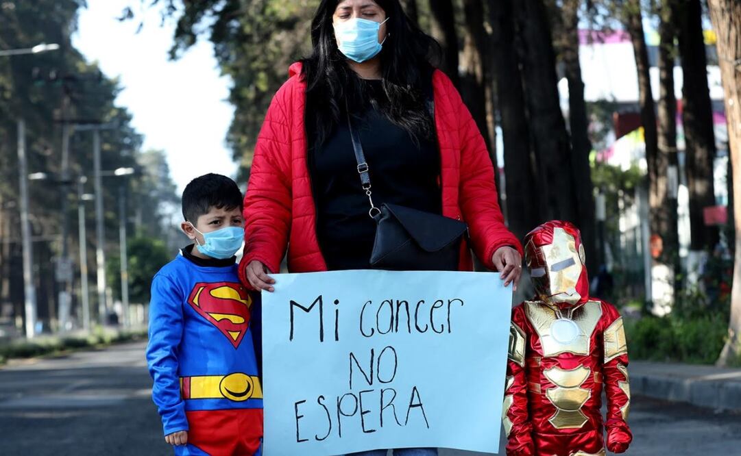En el Hospital del Niño, en Toluca, fueron una veintena de papás de niños con cáncer para protestar por la falta de medicamentos. Foto: Jorge Alvarado/ EL UNIVERSAL