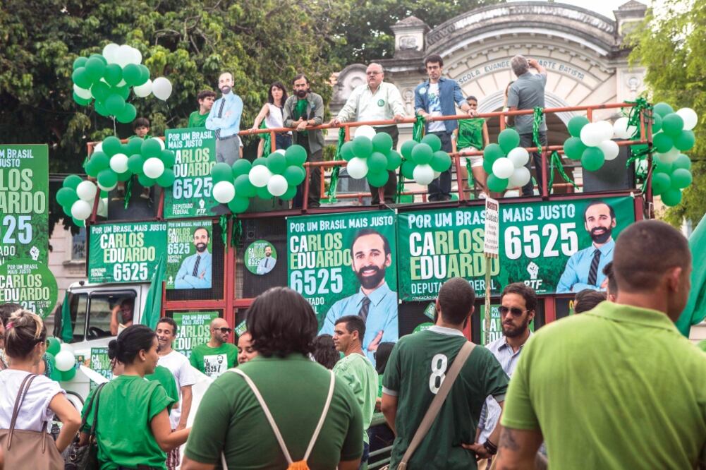 La historia exhibe, en parte, el derroche de candidatos políticos durante sus campañas para ganar votos (FOTOS: FOX)
