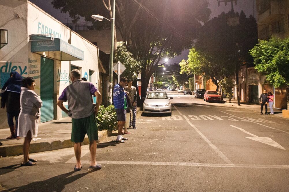 El temblor que sacudió a la Ciudad de México ocurrió a las 2:00 de la mañana del pasado domingo, por lo que varios capitalinos salieron de sus casas en pijama y con cobijas (CRISTOPHER ROGEL BLANQUET. EL UNIVERSAL)