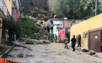 Deslave de cerro sepulta auto y daña vivienda en Naucalpan