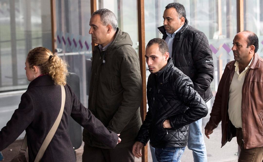 Familiares de los pasajeros del vuelo de EgyptAir llegan al hotel Mercure, cerca del aeropuerto Roissy-Charles de Gaulle cerca de París (Foto: EFE)